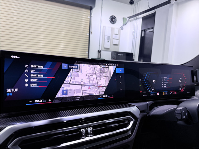 BMW�J�[�u�h�E�f�B�X�v���C�́A���x�v�Ȃǂ�\������12.3�C���`�̏��f�B�X�v���C�ƃJ�[�i�r�Q�[�V�����Ȃǂ�\������^�b�`���\��14.9�C���`�̃R���g���[���f�B�X�v���C��1���̃p�l���ɂȂ�܂����B