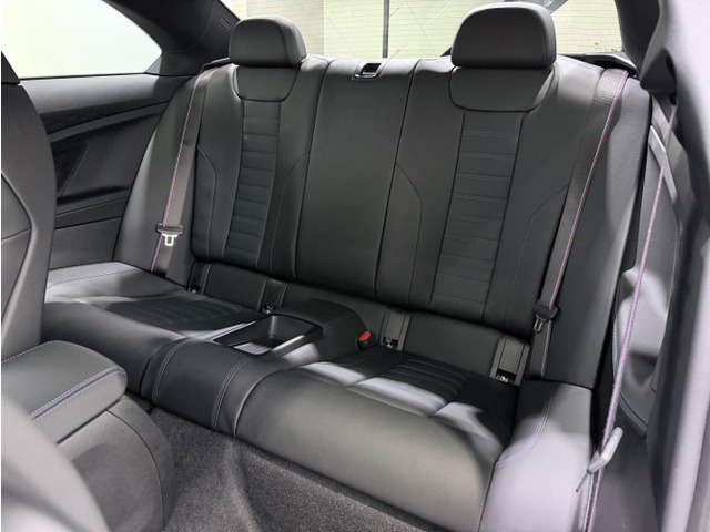 �w�ǎg���Ă��Ȃ������l�q�̃��A�V�[�g�B�t�@�~���[���[�X�̎ԗ��ŗǂ���������O�Ȕw�ʂ̉���⏝���w�ǗL��܂���B�܂��A�O��̃E�B���h�E��BMW�����̑O��Ď��^�h���C�u���R�[�_�[��������Ă���܂��B