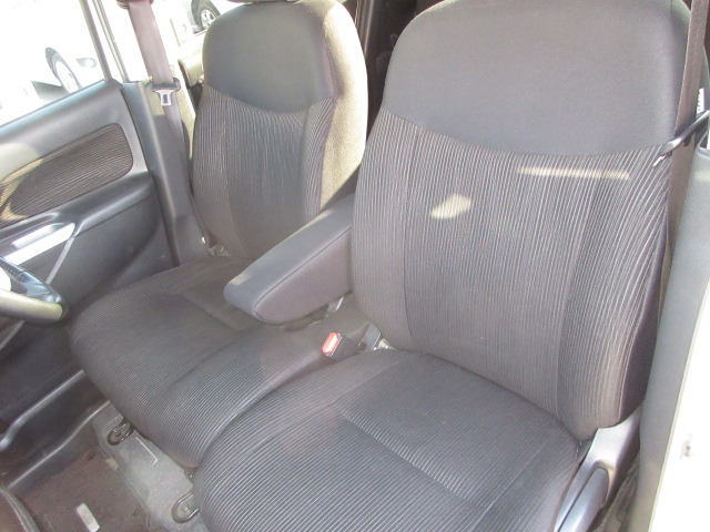 前後シートも使用感の少ない綺麗な状態です