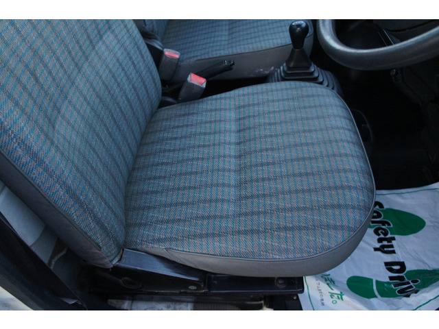 程度が悪い車が安いのは当たり前です。当店はコストを安く!薄利多売価格設定お客様が良い車両をお買い求め安くだけをこだわってます。少し年式古くても程度の良い車は沢山あります。