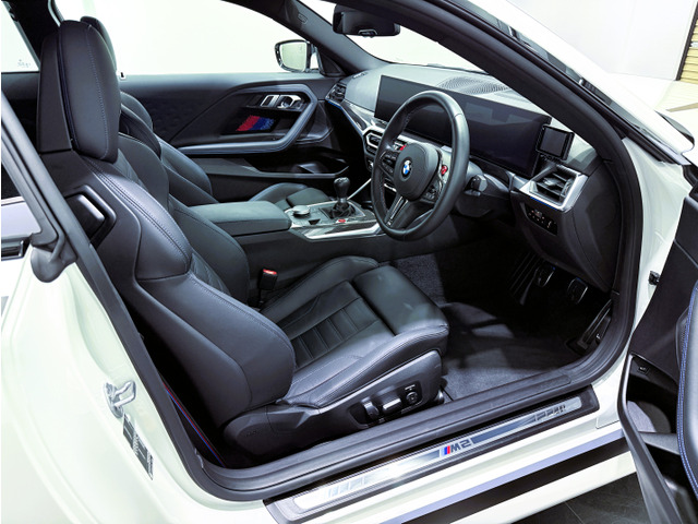 �g�p���̖���M�X�|�[�c�V�[�g�ɂ̓��@�[�l�X�J���U�[(�u���[�X�e�b�`�t��)���g�p���A�����o�[�T�|�[�g�A�d�����ߎ��T�C�h�T�|�[�g�A�V�[�g�q�[�e�B���O�AM���S�C���~�l�[�V�����AM�V�[�g�x���g���܂܂�܂��B