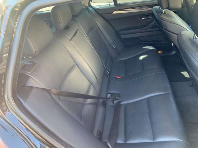 広々とした後部座席に座りやすいシートです!ふかふか座席を是非触ってご確認ください!