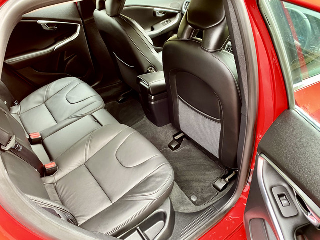 後部座席は使用感も少なく、綺麗な状態です。