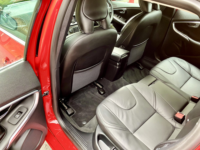 決して広くゆったりとはいきませんが、普通に座る分には十分な広さです。