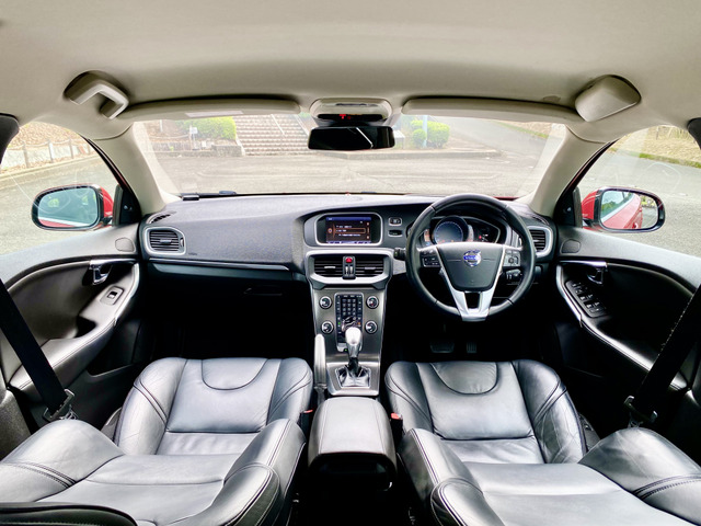 綺麗に扱われたインテリアです。レザーシートがより高級感を出しております。