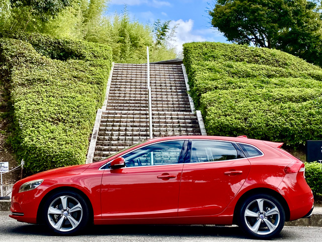 V60より荷室部分がショートとなり、扱いやすいサイズとなっております。