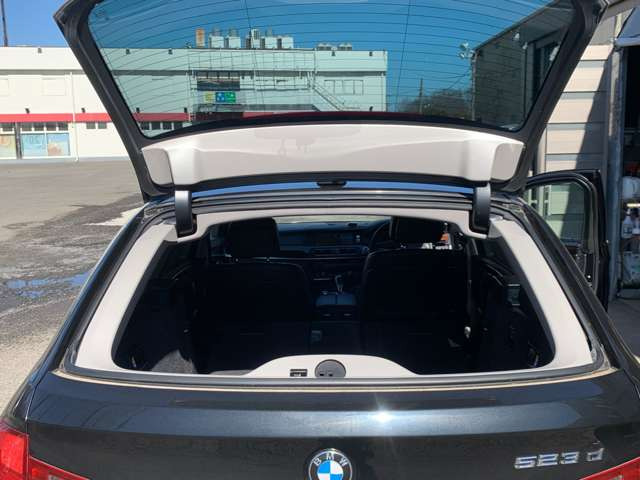 トランクスペースも綺麗な状態が保たれております。セカンドシートを倒せば広いスペースを確保できます。