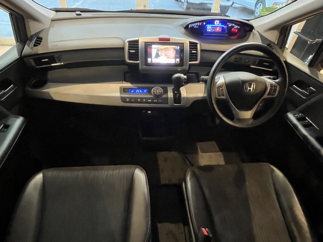 フリードハイブリッド1.5 プレミアムエディション