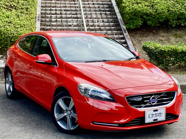 同時期販売のV60の後期モデルと内外装似かよったスタイルでボルボ社では「プレミアムショートワゴン」と呼んでいます。