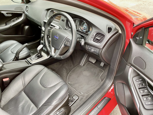 運転席はメモリー付きパワーシートが装備されています。複数人で使われる場合に便利な装備です。