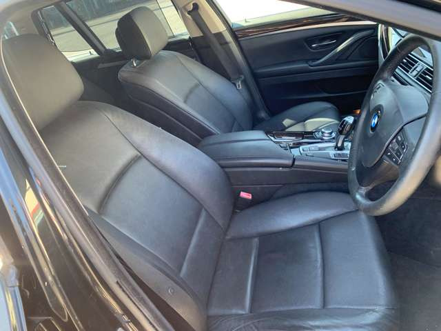 運転席です。広々空間(^^)/触り心地をぜひ確かめにいらしてくださいね♪見通しの良い運転席です!安全なカーライフを全力でサポートします(^^)♪