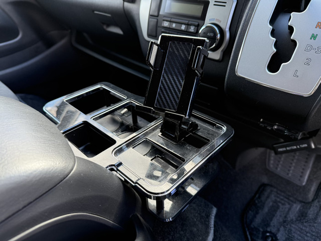 �Z���^�[�Ƀh�����N�z���_�[�ƃX�}�z�z���_�[�𑝐݂��Ă��܂�