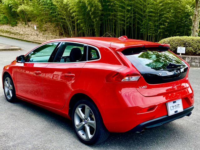 シティーセーフティーという安全装備が装着されております。追従クルーズ、衝突軽減ブレーキ、レーンキーピング等万が一の時の安心があります。