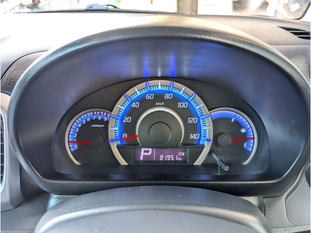 �z���C�g&�u���[�Ō��₷�����F�̃��[�^�[�p�l���ł��B�t���\�����ɂ͊e����p����\������C���t�H���[�V�����f�B�X�v���C��������Ă���܂��B�@�֌n���ǍD�ł��̂Ōx�����Ȃǂ͈�ؓ_�����Ă���܂���B