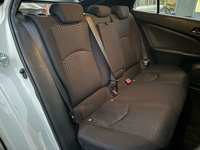 �Z�J���h�V�[�g�͑�l��l������Ă��\���ȃX�y�[�X���m�ۂ���Ă���܂�