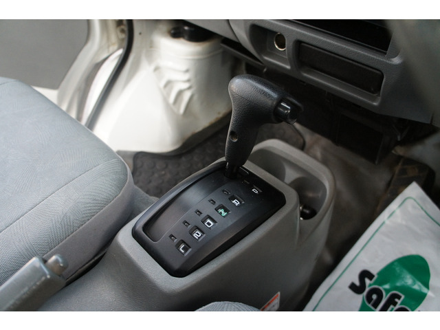 程度が悪い車が安いのは当たり前です。当店はコストを安く!薄利多売価格設定お客様が良い車両をお買い求め安くだけをこだわってます。少し年式古くても程度の良い車は沢山あります。