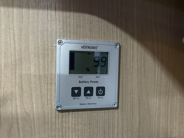 �{�g���j�b�N�o�b�e���[���j�^�[�͎c�ʁA�d���A�d�����`�F�b�N�ł���֗��ȃ��j�^�[�ł�!