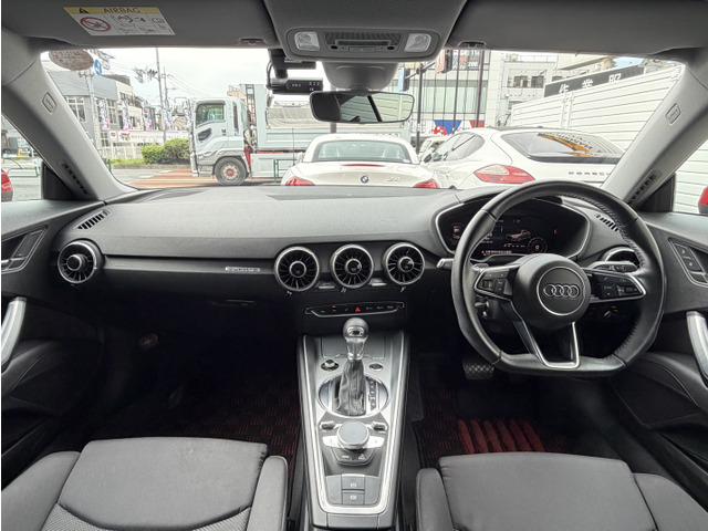 【内装 前列】目立つキズや汚れも無く、とてもキレイです!!(クリーニング&除菌済み)※別途オゾン消臭もお取り扱いしておりますので是非ご相談下さい。