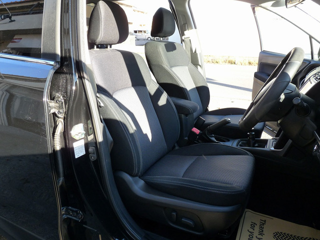 運転席助手席はパワーシートになります。また全席シートヒーター付のSJ5後期型になります。