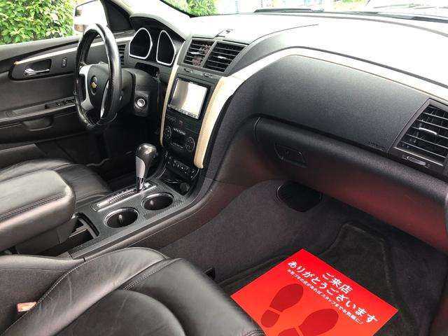 内装は黒革シートです!運転席・助手席シートヒーター装備!地デジ対応パナソニックストラーダSDナビでDVD再生対応!BOSEスピーカー!キーレス!ETC!