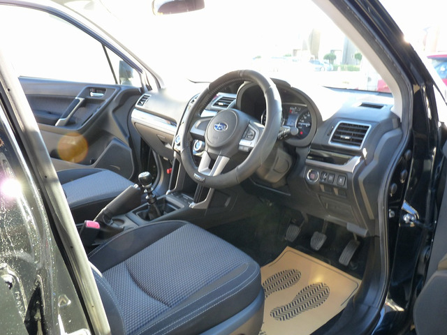 内外装クリーニング済みのお車です。入庫時に磨き作業を行い艶やかなクリスタルブラックシリカ(D4S)になります。