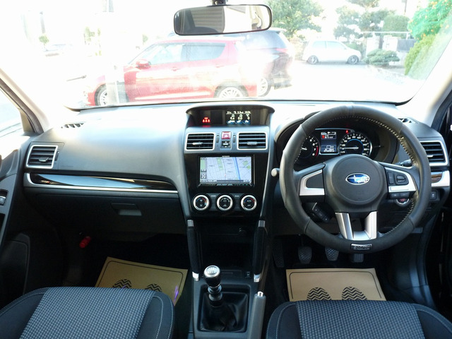 内装は上質な状態になります。前オーナー様の取り扱いもよい車両の様に見受けられます。ぜひご検討ください