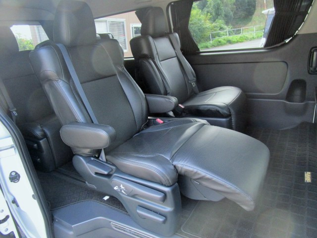 ★2列目、3列目シートにオットマンを装備。