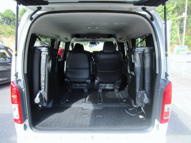 ★4列目シートを折りたたむと広いスペースを確保します。