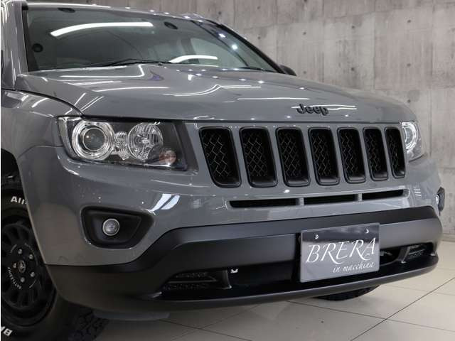 フロントバンパー下部にマットブラックペイントを施し、ノーマルとは違うオシャレな雰囲気に仕上がっております!