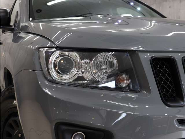 ヘッドライトも黄ばみや曇り等無く大変キレイな状態を保っております。インナーブラックペイント等ライトのカスタムもお気軽にご相談ください。