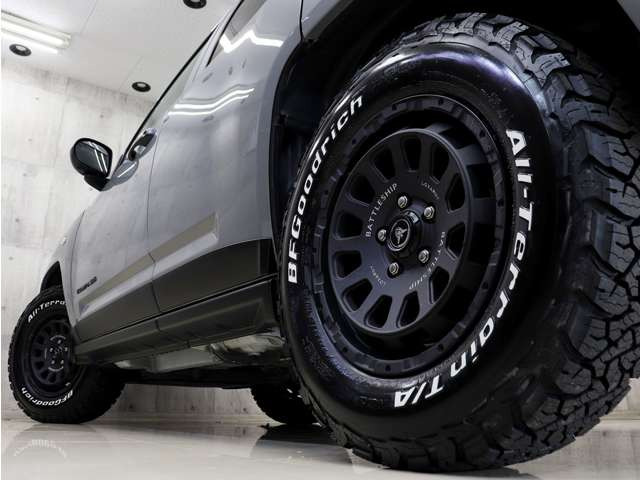 新品社外アルミホイールに新品BFグッドリッチオールテレーンホワイトレタータイヤを装着しアクティブな雰囲気に仕上がりました。