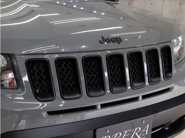 フロントJeepエンブレムとグリルをマットブラックに塗り分けペイントしております。