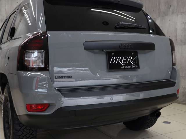 リアバンパーや各種エンブレムもマットブラックに塗り分けペイントを施しています。