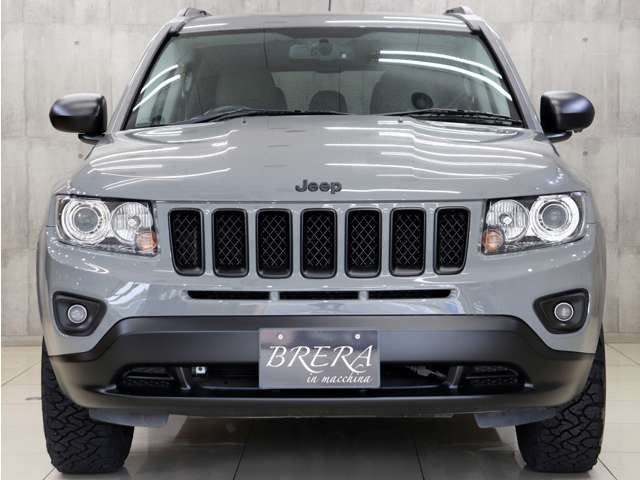 フロントビューはミディアムグレーカラーとマットブラックで塗り分け、オシャレなフロントビューに仕上がっております。