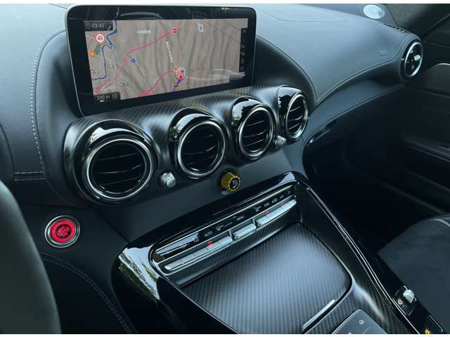 センターコンソールには10.25インチのマルチファンクションディスプレイを採用