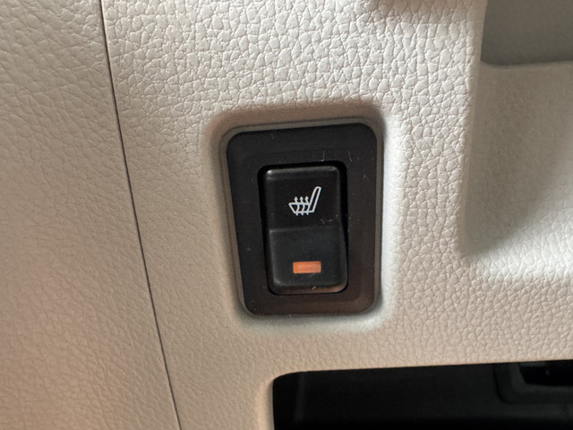 ●【シートヒーター】は座席からの熱で体を温めてくれる快適装備☆スイッチを入れると1〜2分で温まり、エアコン暖房より早く、また乾燥しにくいメリットがあります!