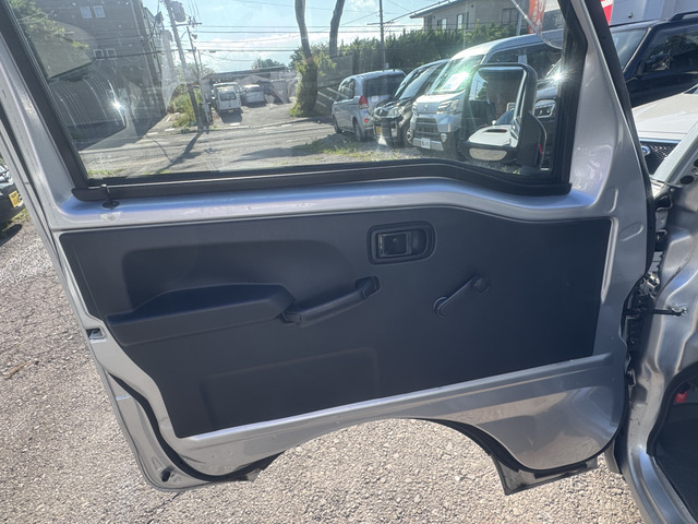 �����Ђł̓X�C�b�`�ނȂǂ��O�ꂵ��������S�����Ă��܂�!�u���V�Ō��Ԃ̃z�R�����������A���J������܂Ŕ玉�≘����������A�������f�_���ɂď��Ŏ{�H���Ă���܂��B�Ԃ̓W���O�A�[�ԑO�ɂ��s���Ă���܂���