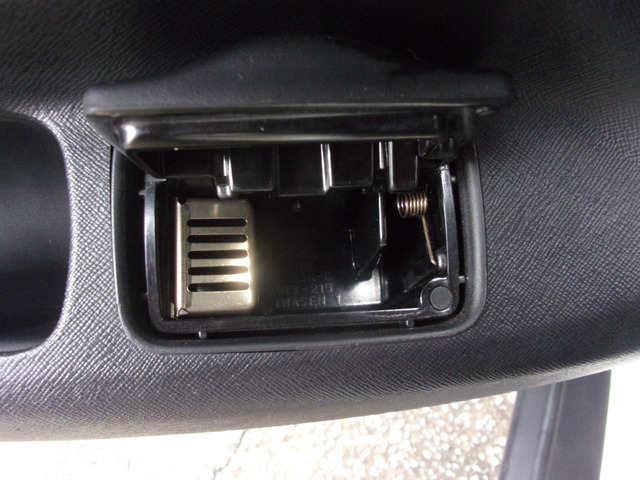 後席用灰皿も未使用です。