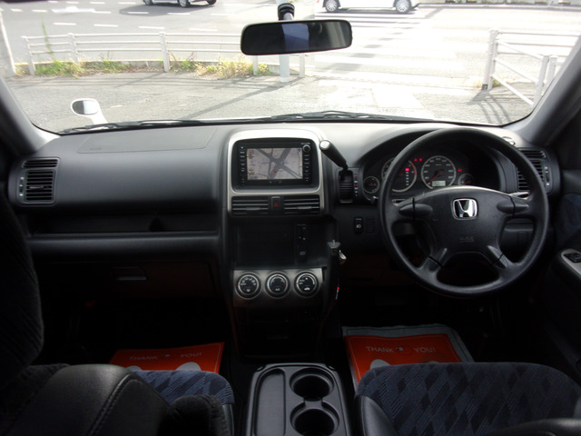 インパネシフトで足元広々。本革巻きステアリングホイール。