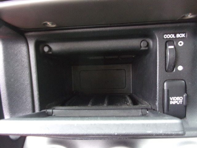 センターコンソールにはクールボックス付き。