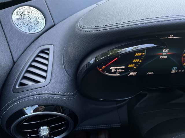 レザーダッシュボード