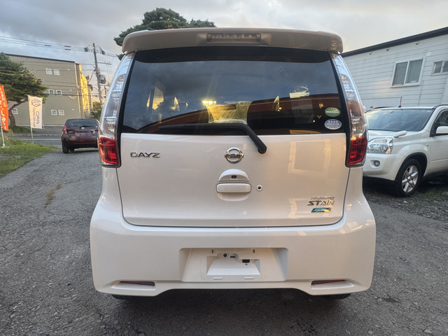 ●プライバシーガラス☆可視光線の透過を抑えて車内を見えにくくなってます☆近赤外線や紫外線を反射するほか、日光による温度の上昇も抑制することができるため、エアコンの冷却効果をアップする効果もあります☆