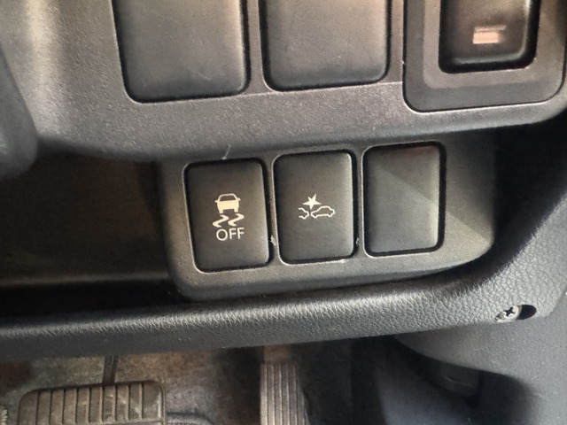 ◎【エマージェンシーブレーキ】衝突の可能性が高まるとブザーにより回避操作を促します。ドライバーが安全に減速できなかった場合には、自動的に緊急ブレーキを作動させて衝突時の被害や傷害を軽減します。