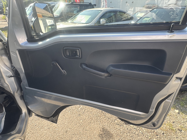 �����Ђł̓X�C�b�`�ނȂǂ��O�ꂵ��������S�����Ă��܂�!�u���V�Ō��Ԃ̃z�R�����������A���J������܂Ŕ玉�≘����������A�������f�_���ɂď��Ŏ{�H���Ă���܂��B�Ԃ̓W���O�A�[�ԑO�ɂ��s���Ă���܂���