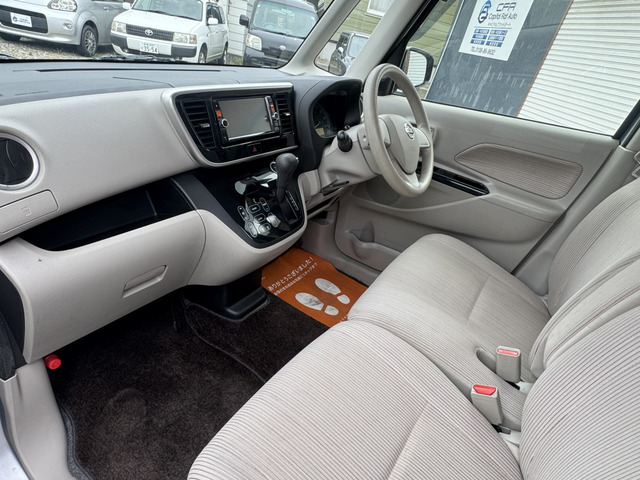 ●弊社ではスイッチ類なども徹底した美装を心がけています!ブラシで隙間のホコリを除去しアルカリ性洗剤で皮脂や汚れを除去し、次亜塩素酸水にて消毒施工しております。車の展示前、納車前にも行っております☆