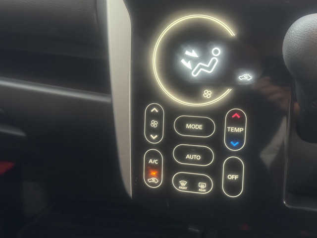 ●室内温度を一定に保てるオートエアコン装備!オートエアコンは、調整の頻度が少なくて済み、逐一設定しなくてもいいので大変便利です♪上級グレードに多い装備ですし操作パネルがカッコいいですね☆