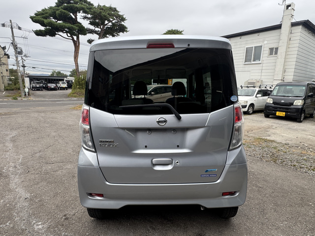 ●プライバシーガラス☆可視光線の透過を抑えて車内を見えにくくなってます☆近赤外線や紫外線を反射するほか、日光による温度の上昇も抑制することができるため、エアコンの冷却効果をアップする効果もあります☆