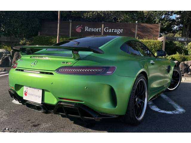 ルーフや大型化されたフロントフェンダーには、軽量なカーボンファイバーを使用