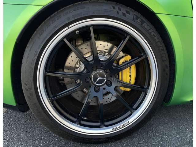 イエローブレーキキャリパーは標準装備