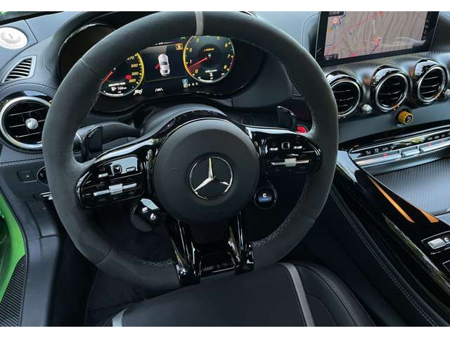 ステアリングホイールにはTFT内蔵のAMGドライブコントロールスイッチ